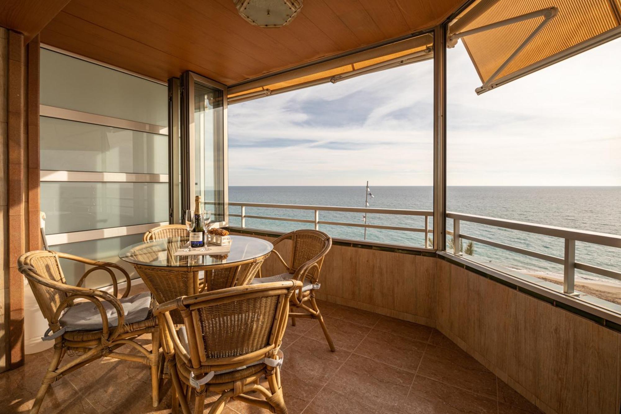 Spacious Apartment With Sea View Terrace In Calafell Bagian luar foto
